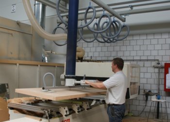 The manually mobile Schmalz Vacuhandling JumboErgo 110 is used to transport the doors to the CNC milling machine